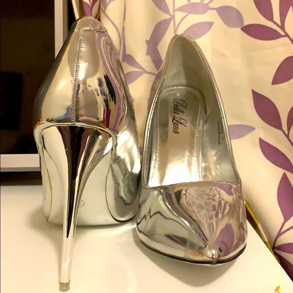 Silver Metallic pumps